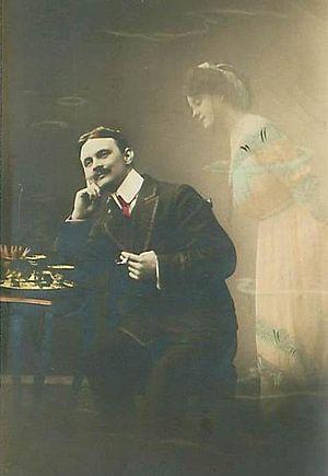 1912年发行的德国明信片上，一位男子正在做白日梦。